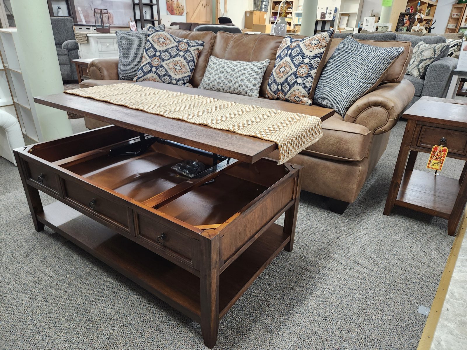 Lift top coffee table