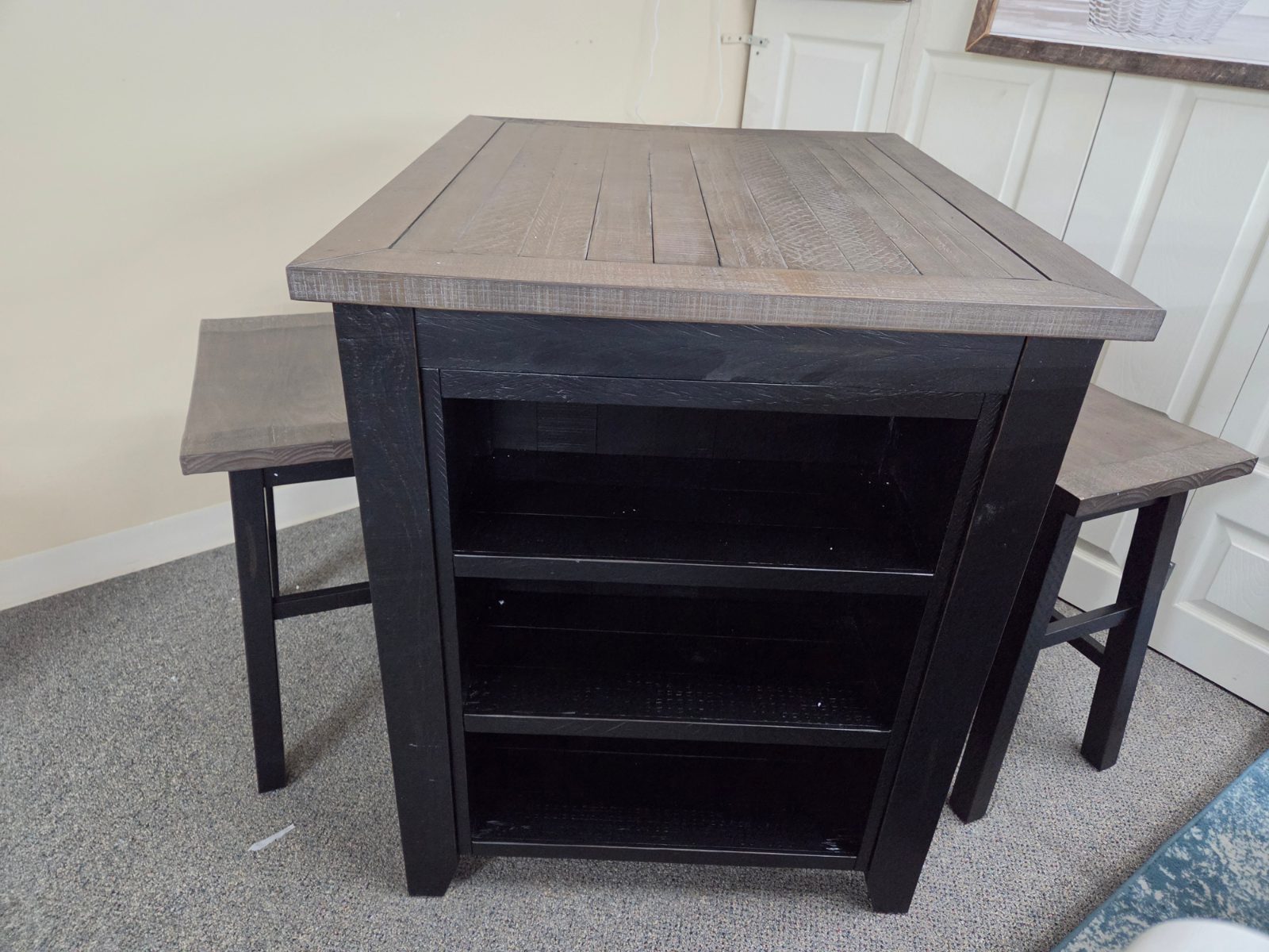Island and 2 stools